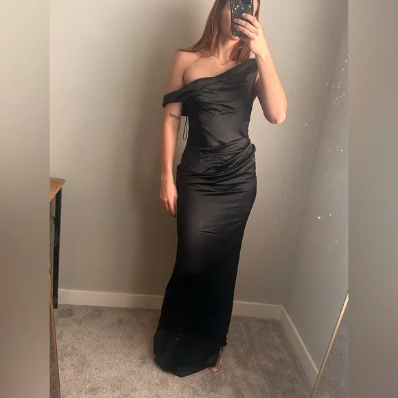 Elegant Black Off-Shoulder Dress - Picture 1 of 1